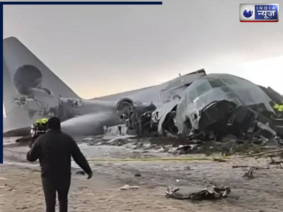 करोड़ों की नकदी ले जा रहा विमान, सड़क पर हुआ क्रैश, 15 लोगों की दर्दनाक मौत