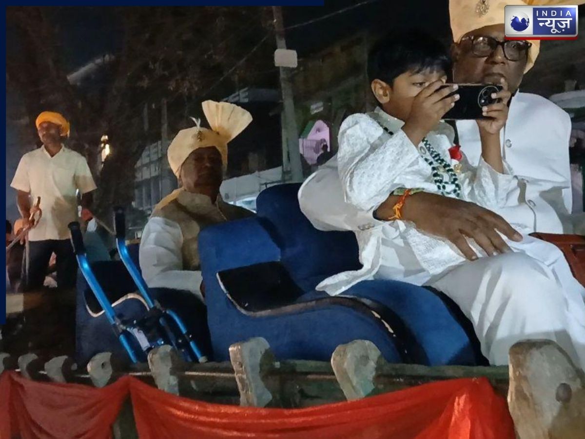 शाही अंदाज में बैठी बारात - Photo Gallery