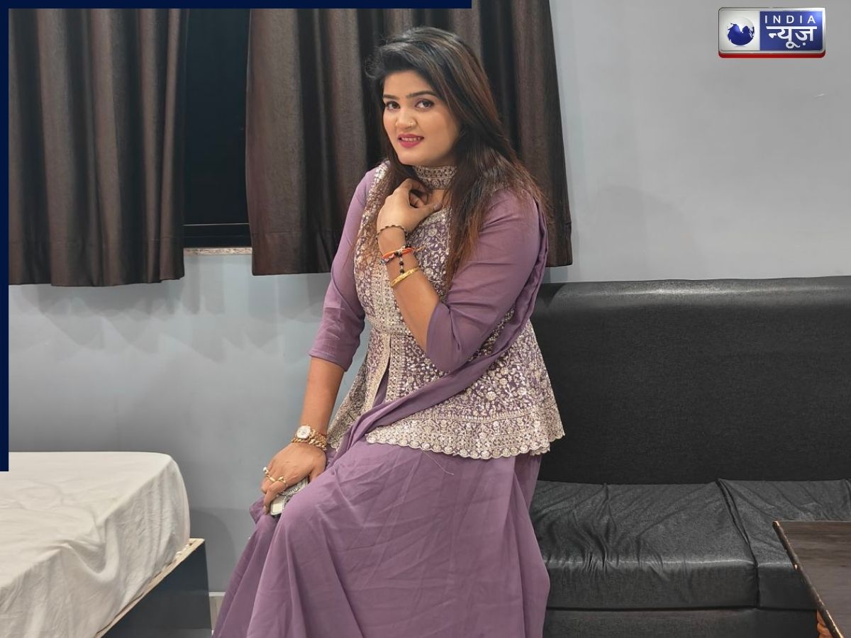 Singer Nisha Upadhyay - Photo Gallery