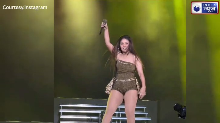 अहमदाबाद क्या कर बैठीं Sunidhi? बीच कॉन्सर्ट में किया कुछ ऐसा बेकाबू हुई हजारों की भीड़, देखें वीडियो! - Photo Gallery