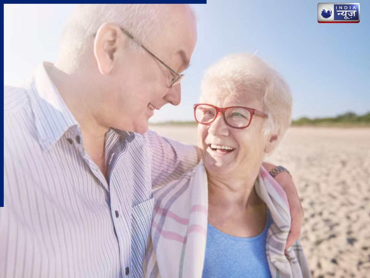 कहीं देखा है बुढ़ापे में ऐसा प्यार, वायरल वीडियो को देख पिघल जाएगा आपका दिल