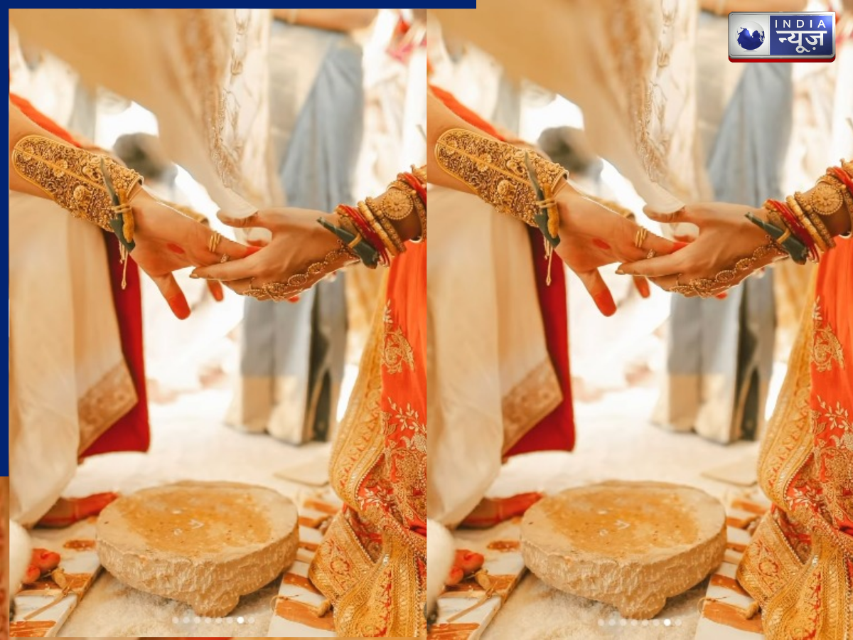 Hands under Adutera - Photo Gallery