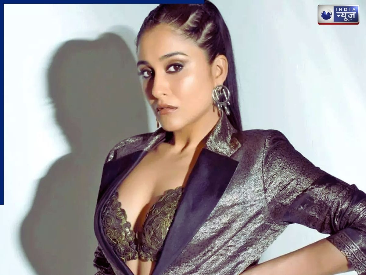 Who is Regina Cassandra - Photo Gallery
