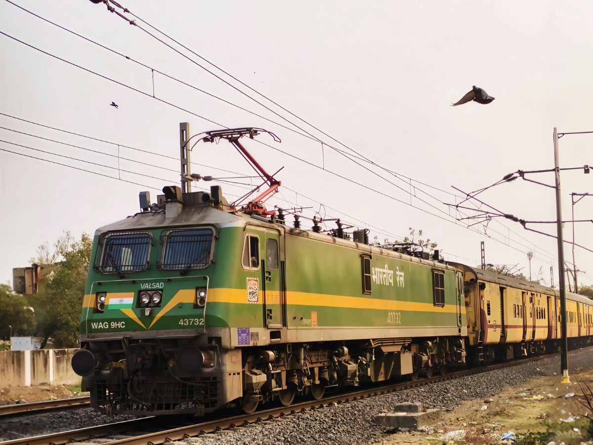 What is the capacity of a train's fuel tank? - Photo Gallery