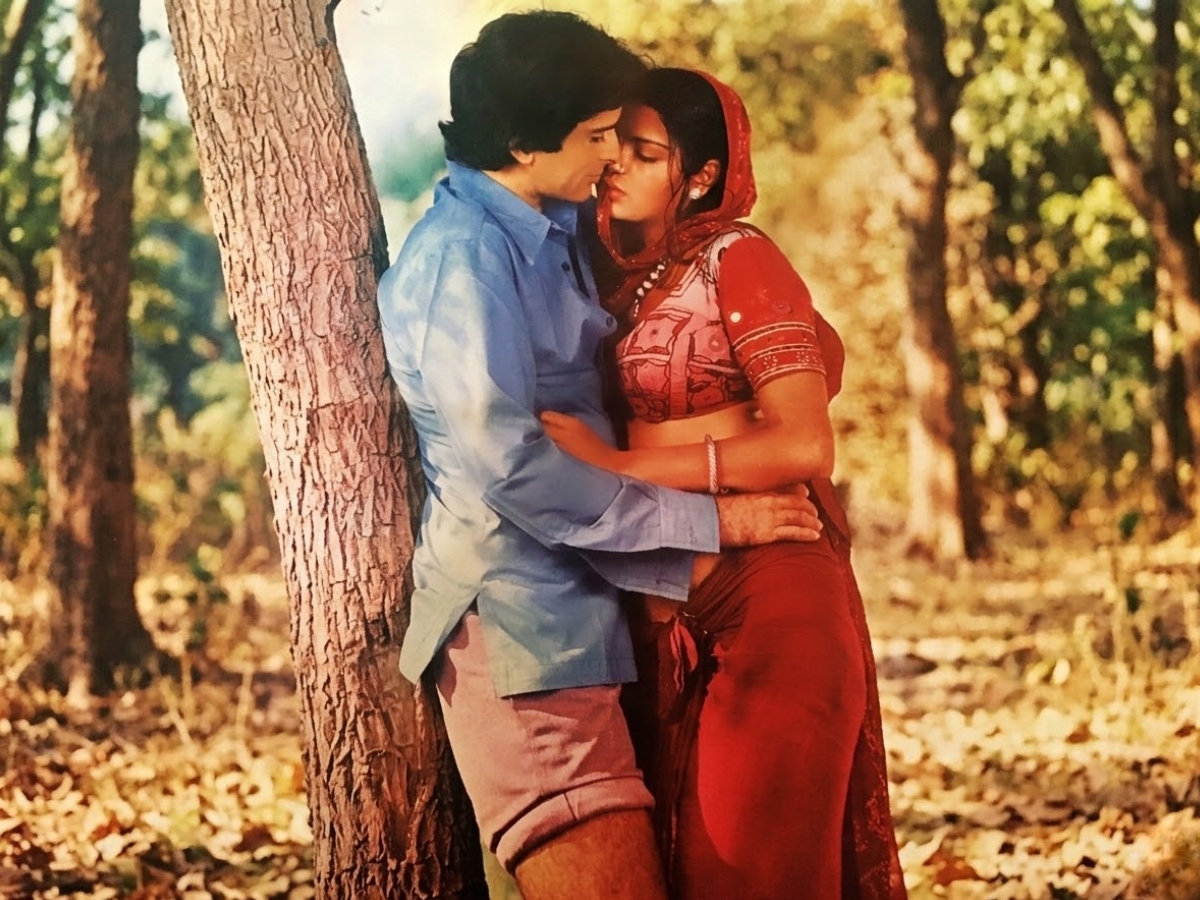 Zeenat Aman Famous Kissing Scene - Photo Gallery