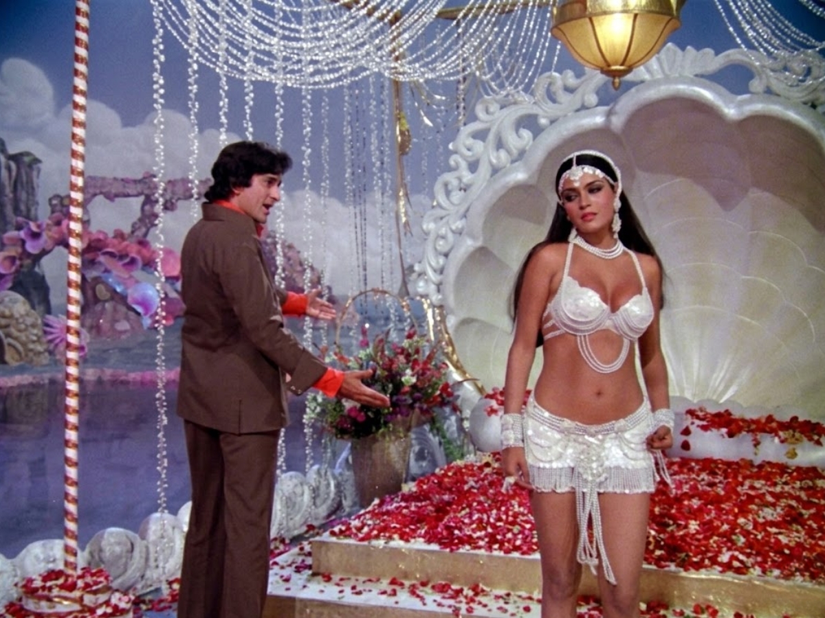 Zeenat Aman Famous Kissing Scene - Photo Gallery