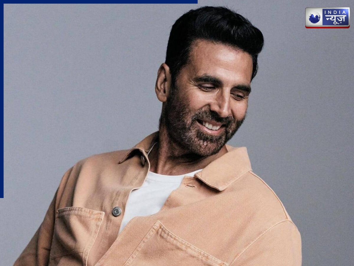 Sometimes Akshay Kumar feel small - Photo Gallery