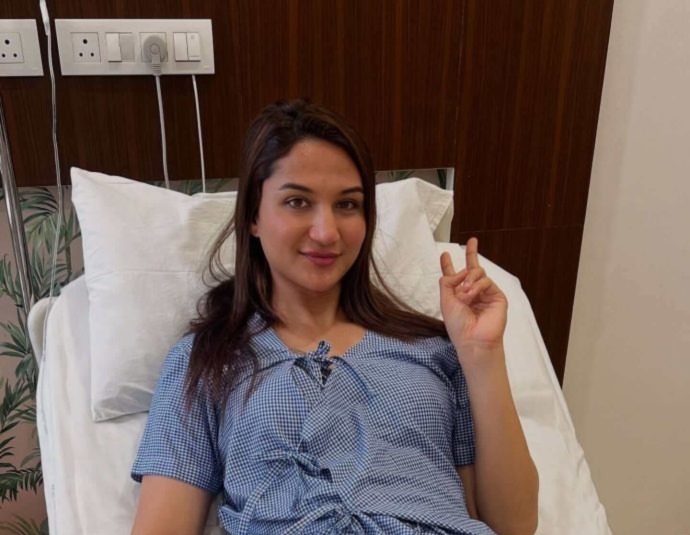 Anaya Bangar Reveals Surgery Story - Photo Gallery