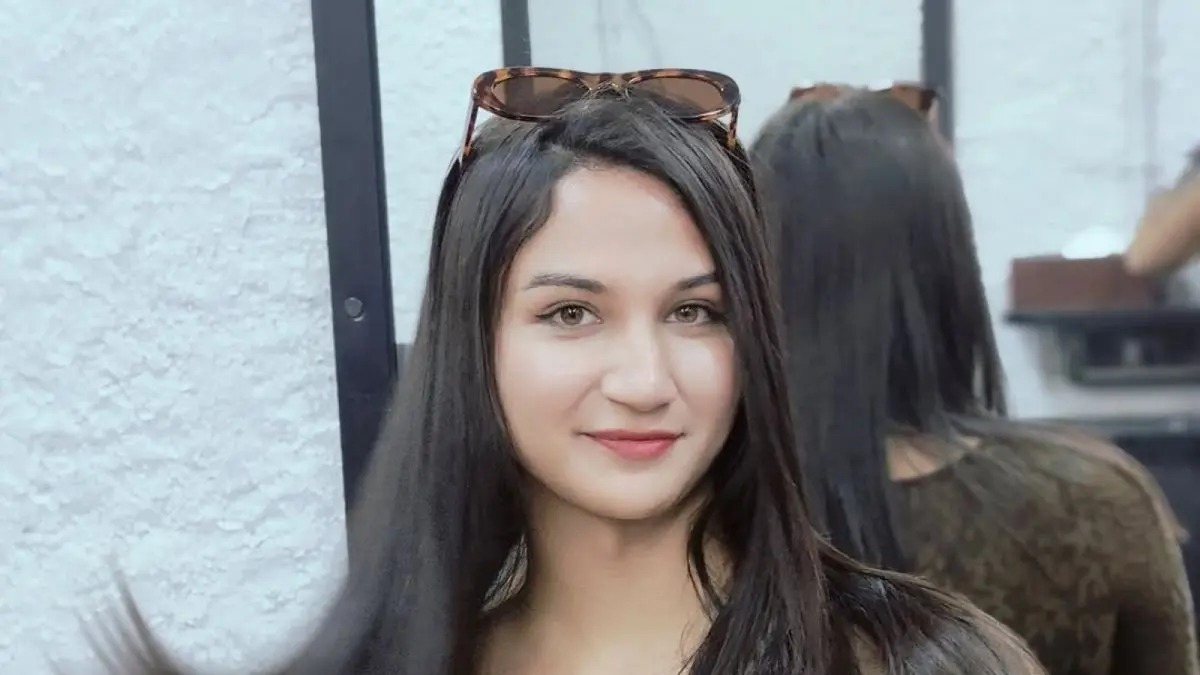 Anaya Bangar Reveals Surgery Story - Photo Gallery