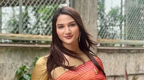 Anaya Bangar Reveals Surgery Story - Photo Gallery