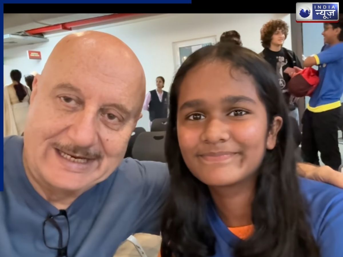 दोस्त के जाने के बाद भी निभा रहे हर फर्ज, सतीश कौशिक की बेटी के स्कूल कार्यक्रम में पहुंचे अनुपम खेर