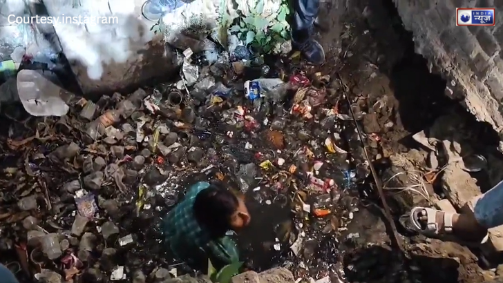 हाथ में iPhone-17 लेकर जमा रहे थे ‘भौकाल’, एक झटके में ‘एप्पल’ पहुंचा नाले के अंदर, दूल्हे के भाई की हरकत की गवाह बनी बारात! - Photo Gallery