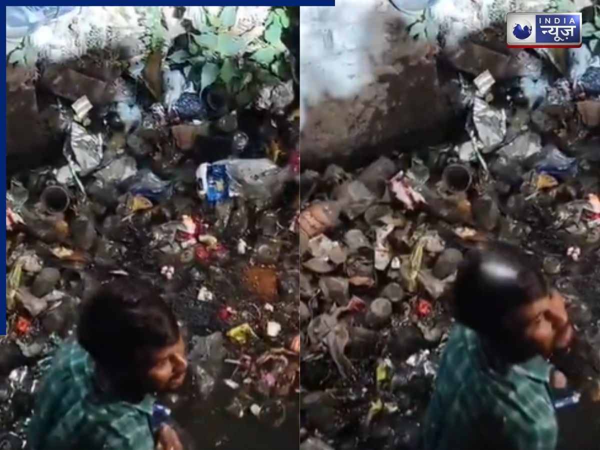 दुल्हे के फुफेरे भाई का टशन हुआ फेल! नाले में गिरा Iphone-17… बारात छोड़ गंदी नाली में कूदा युवक, वीडियो वायरल