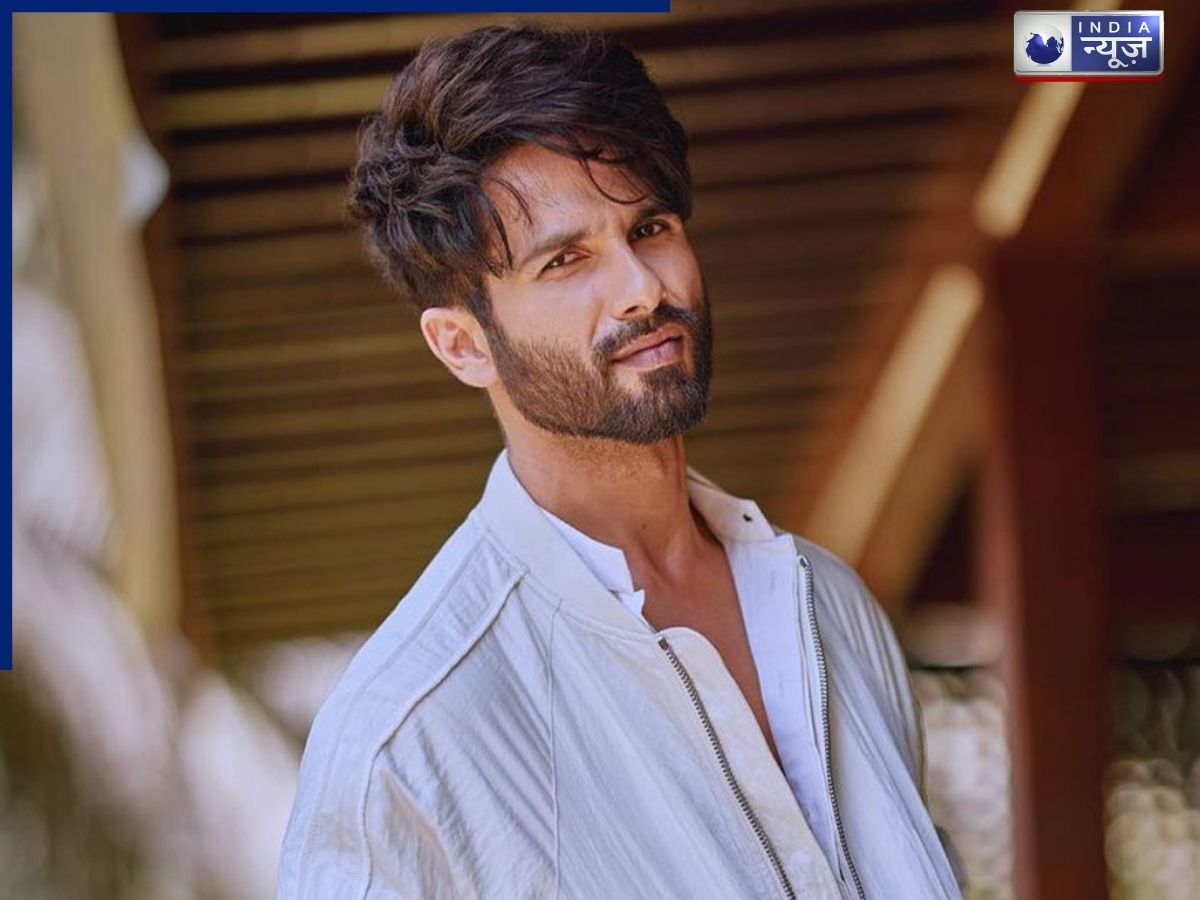 Shahid Kapoor felt uncomfortable watching the bold scene with his family. - Photo Gallery