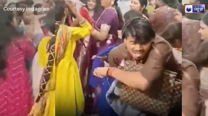 शादी के फ्लोर पर ‘हसबैंड ऑफ द ईयर’: पत्नी का पर्स लटकाकर पति ने दिखाया कपल गोल्स का नया लेवल!