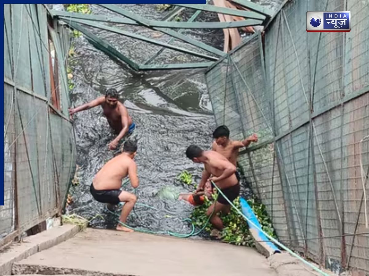 Delhi Foot Overbridge Collapse: दिल्ली के रूप नगर में लोहे का पुल गिरने के बाद नाले में डूबा, एक महिला की मौत