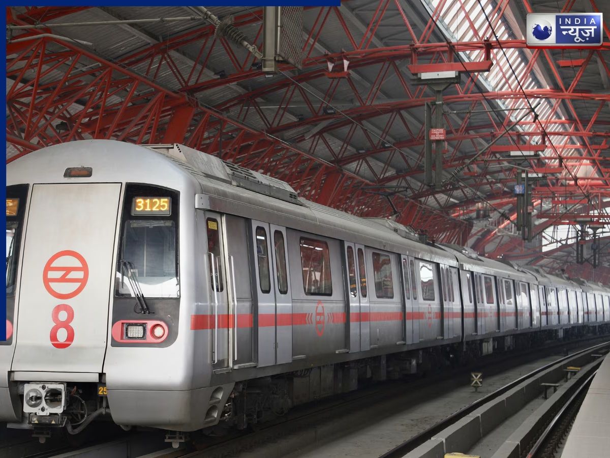 Delhi Metro: मेट्रो को गंदा करने पर 10000,फर्श पर बैठने पर 2500 का जुर्माना; महिला कोच में घुसने पर सबसे बड़ी सजा!
