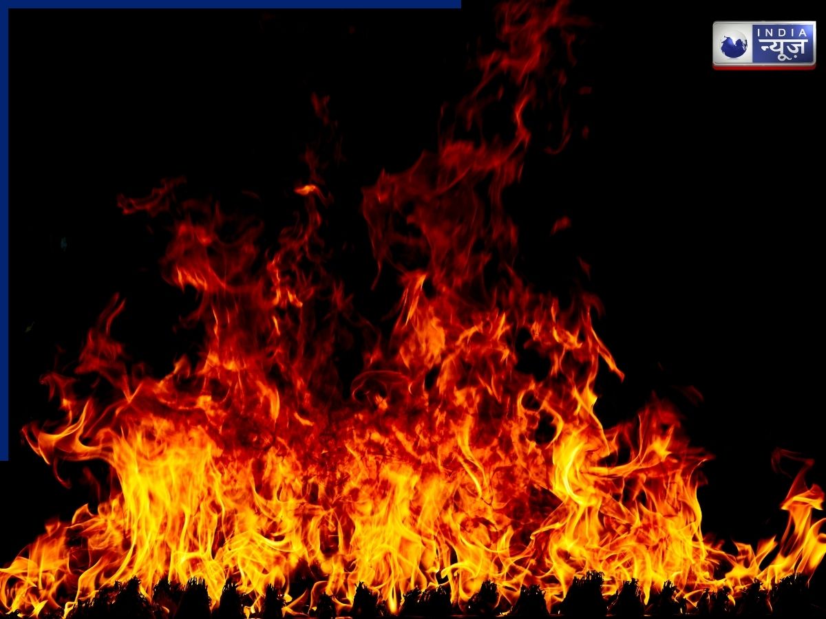 दिल्ली के PWD की बिल्डिंग में आग लगने से मचा हड़कंप, 6 दमकल गाड़ियां मौके पर तैनात