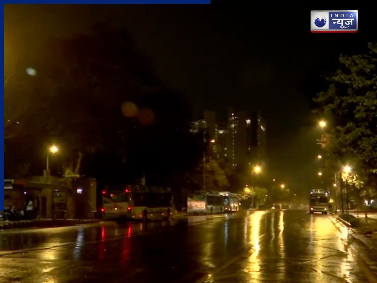 Delhi Weather Today: दिल्ली-एनसीआर में आंधी-तूफान के साथ हो रही झमाझम बारिश, लोगों को गर्मी से मिली राहत