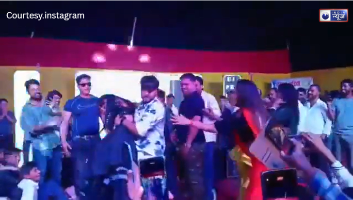 भोजपुरी गायक धनंजय शर्मा की बेशर्मी! स्टेज से डांसर को उठाकर भीड़ में फेंका, शर्मनाक वीडियो देख खौल उठा जनता का खून