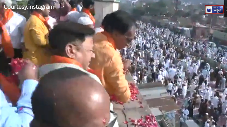 आसमान से बरसने लगे फूल, जयपुर में ‘एकता समिति’ ने पेश की भाईचारे की वो तस्वीर, जिसे देख हर भारतीय का सीना हुआ गर्व से चौड़ा!