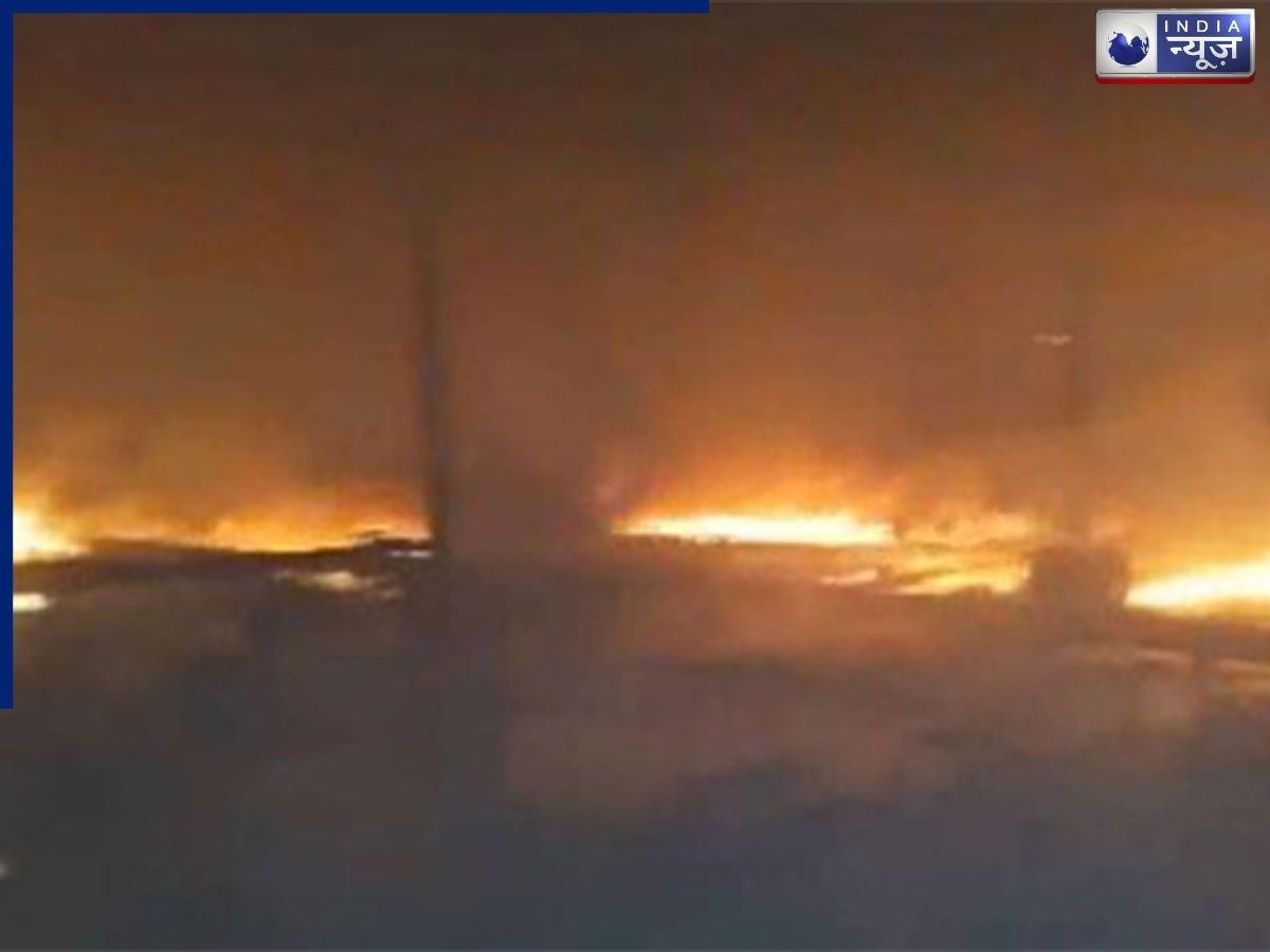 Noida में दो जगहों पर लगी भीषण आग, कई कर्मचारियों के फंसेने की खबर, दमकल टीम पहुंची, बचाव अभियान जारी