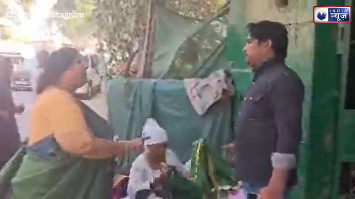 मेयर का ‘एक्शन’ या गरीब पर ‘अटैक’? गाजियाबाद में मजार के बाहर अगरबत्ती बेच रहे मां-बेटे पर बरसीं सुनीता दयाल!