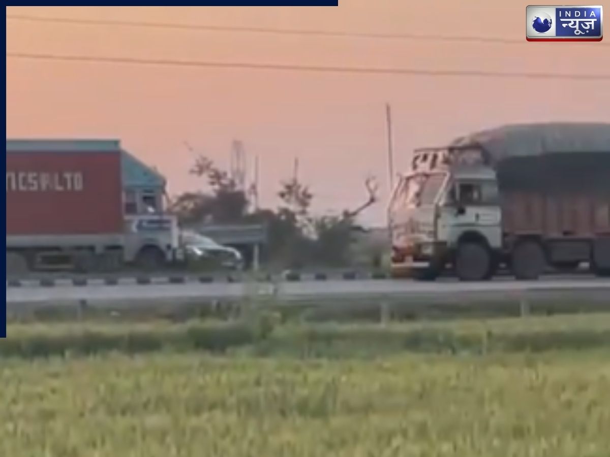 ग्वालियर में रफ्तार का खौफनाक खेल: ट्रक ने कार को मारी भीषण टक्कर, करीब एक किलोमीटर तक घसीटता रहा वाहन