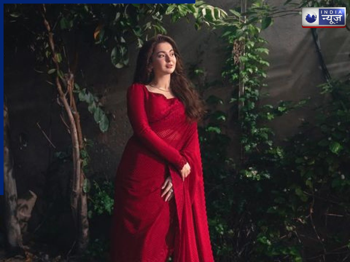Hania Amir in Red Saree - Photo Gallery