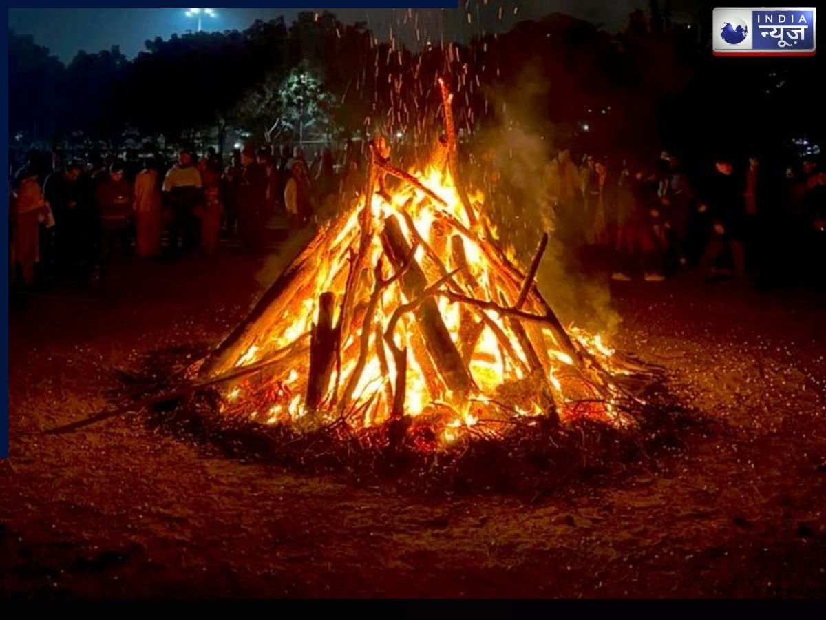 Holika Dahan 2026: होलिका दहन के समय, इन नियमों को भूलना भारी पड़ सकता है! जानें भद्रा का सही मुहूर्त और पूजा विधि