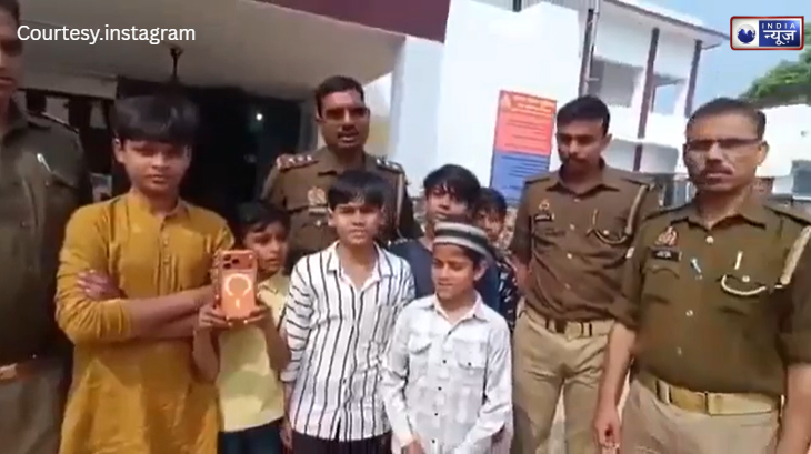 संभल के बच्चों को गली में मिला 1.5 लाख का iPhone 17 Pro Max, ईमानदारी देख मालिक की आंखों में आए आंसू!