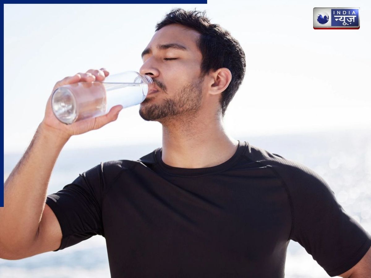 दिन में कितना पानी पीना चाहिए? उम्र के हिसाब से बदलती है शरीर की जरूरत, जानें सही मात्रा और जबरदस्त फायदों के बारे में
