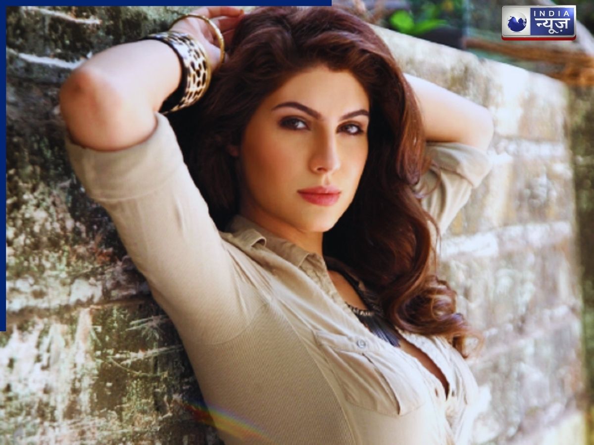 Who is Elnaaz Norouzi - Photo Gallery