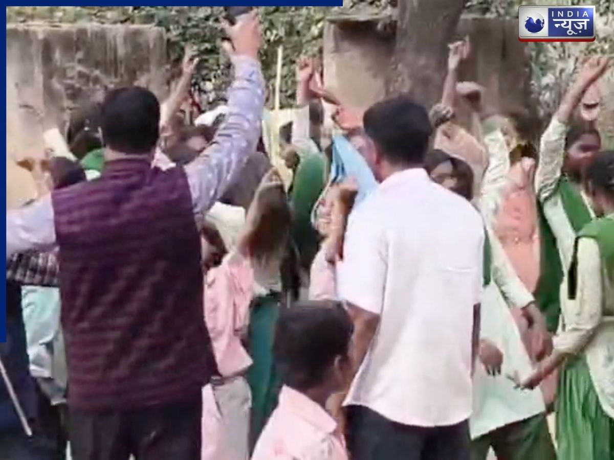 ‘लहरिया लूट ए राजा…’, स्कूल में होली मिलन समारोह में बजा भोजपुरी का अश्लील गाना; छात्राओं के साथ जमकर थिरकते नजर आए हेडमास्टर