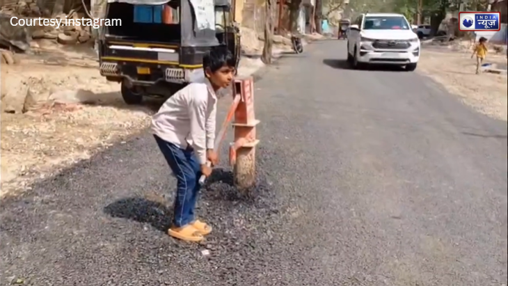 मिर्जापुर की इस सड़क पर चलने से पहले सौ बार सोचें! करोड़ों की सड़क पर बीच में खड़ा हैंडपंप, राहगीरों के लिए बना ‘मौत का सामान - Photo Gallery