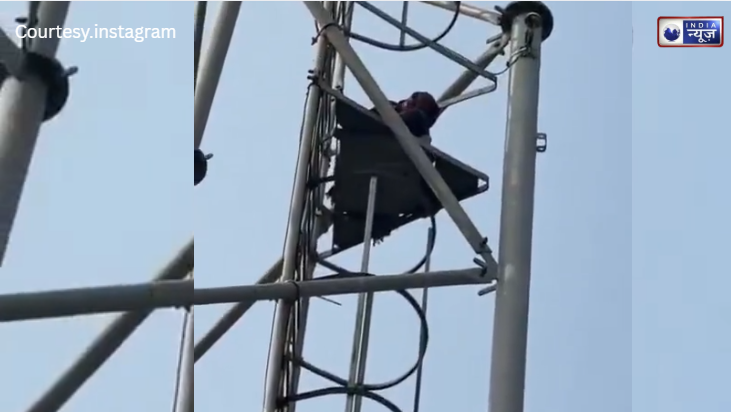 इश्क में रिस्क: प्रेमी के लिए टावर पर चढ़ी प्रेमिका, पुलिस ने प्रेमी को थाने से बुलाकर कराई ‘सलाम-दुआ’!