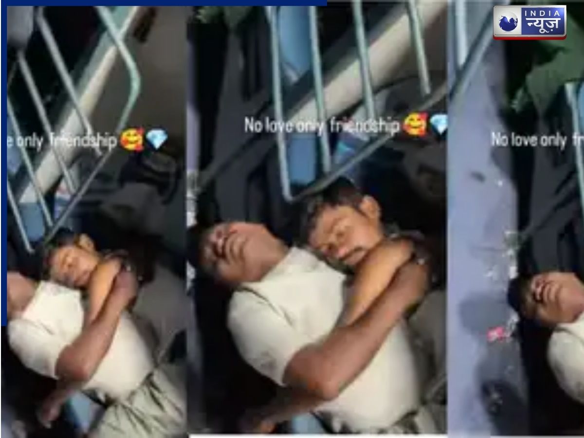 Train Viral Video: ट्रेन में दो यात्रियों का ‘अजीबोगरीब’ अंदाज में सोने का वीडियो वायरल, देख आपको भी आ जाएगी हंसी