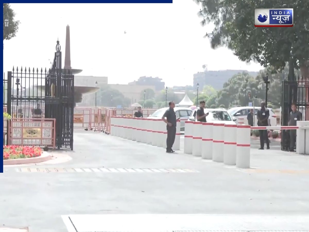 संसद परिसर में प्रवेश द्वार पर अचानक गिरा बूम बैरियर, बज उठा सुरक्षा सायरन; वाहनों के प्रवेश पर लगी रोक - Photo Gallery