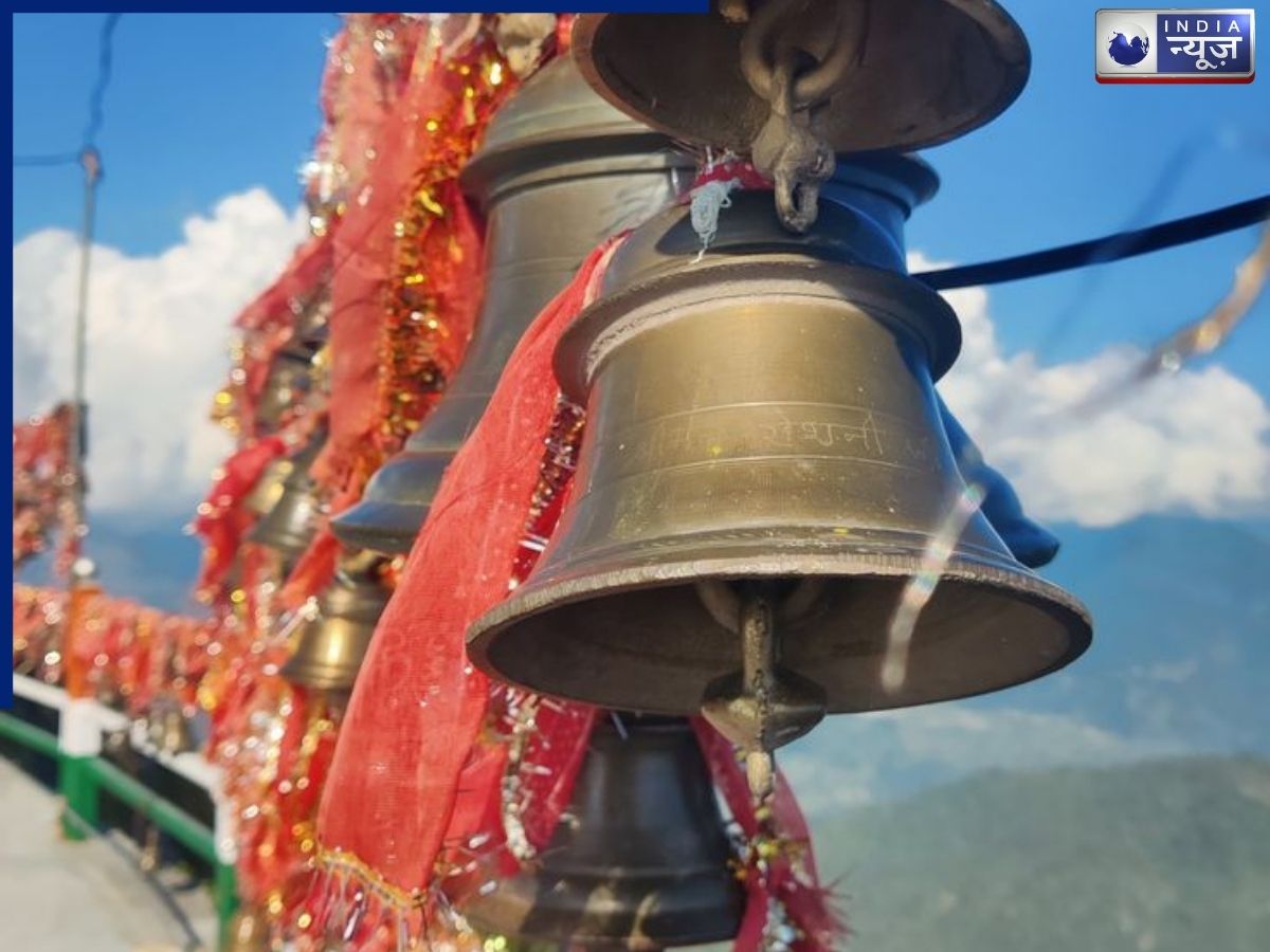 क्या आप जानते हैं लोग क्यों मंदिर में कदम रखते ही बजाते हैं घंटी? जानिए आसान और असरदार कारण