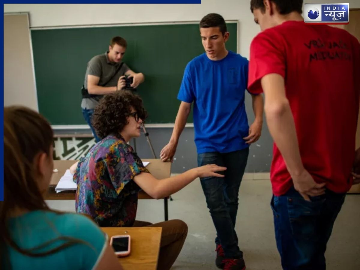 Student and Teacher Viral Video: शिक्षा के मंदिर में गुरु का ऐसा अपमान देख आप भी रह जाएंगे दंग, क्या सिर्फ मनोरंजन के लिए की जा रही है ऐसी हरकत?