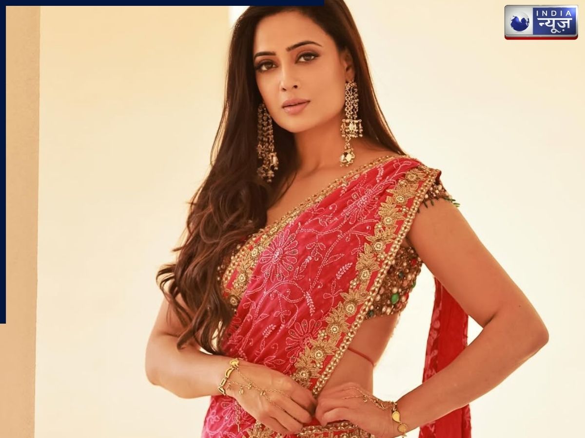 Shweta Tiwari's Makeup and Hair Look - Photo Gallery