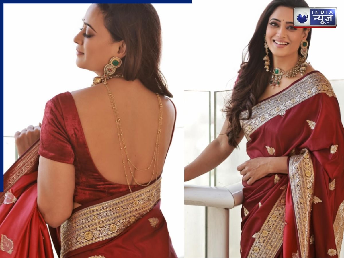 The velvet blouse of Shweta Tiwari's maroon Banarasi saree. - Photo Gallery