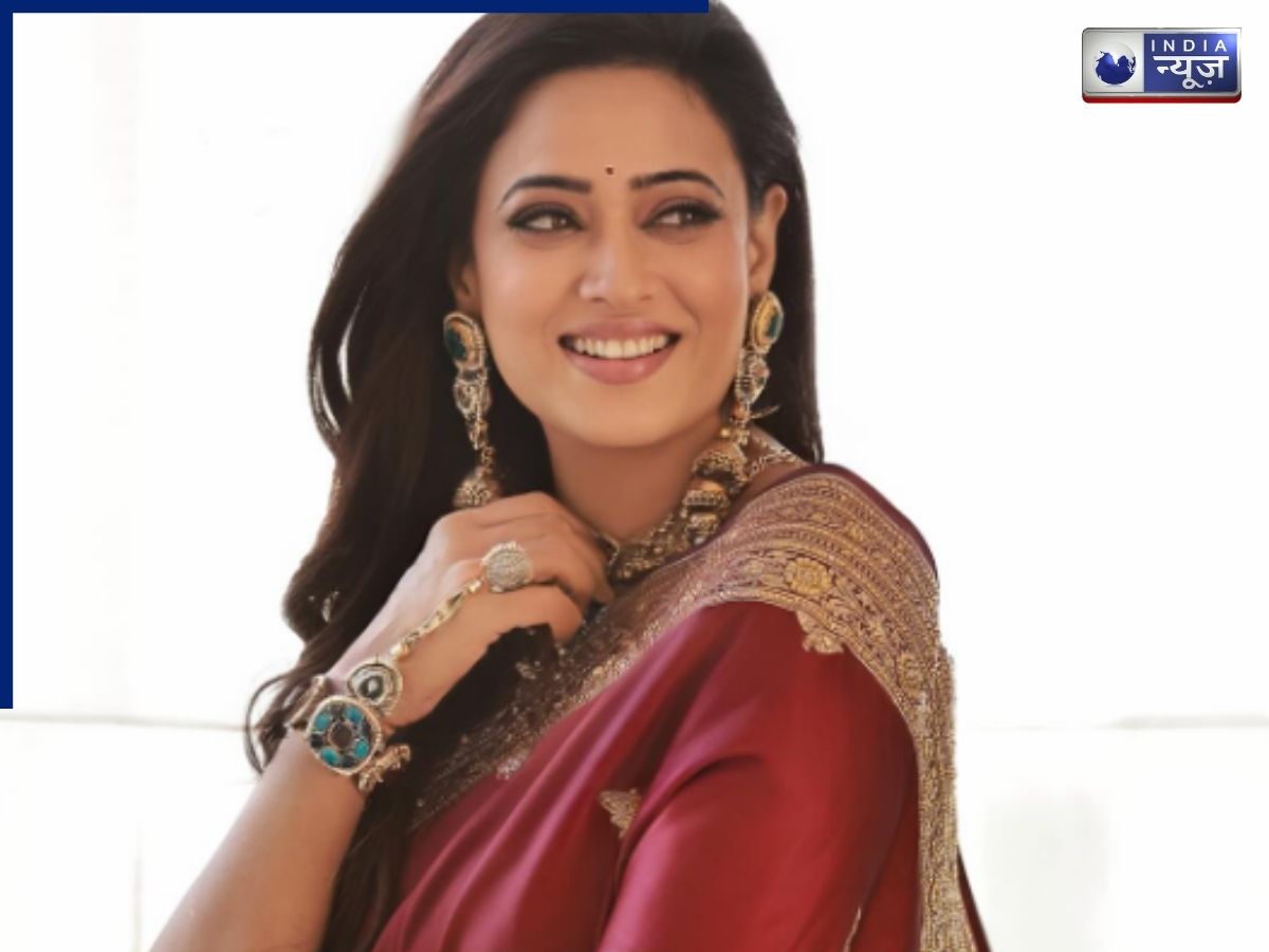 Shweta Tiwari paired a maroon Banarasi saree with Kundan jewelry. - Photo Gallery