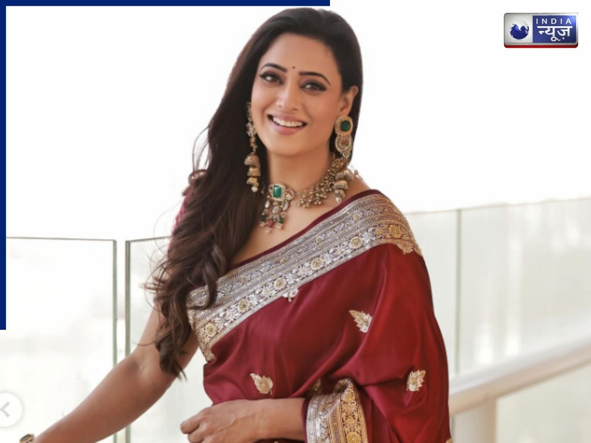 Shweta Tiwari opted for minimal makeup with a maroon Banarasi saree. - Photo Gallery