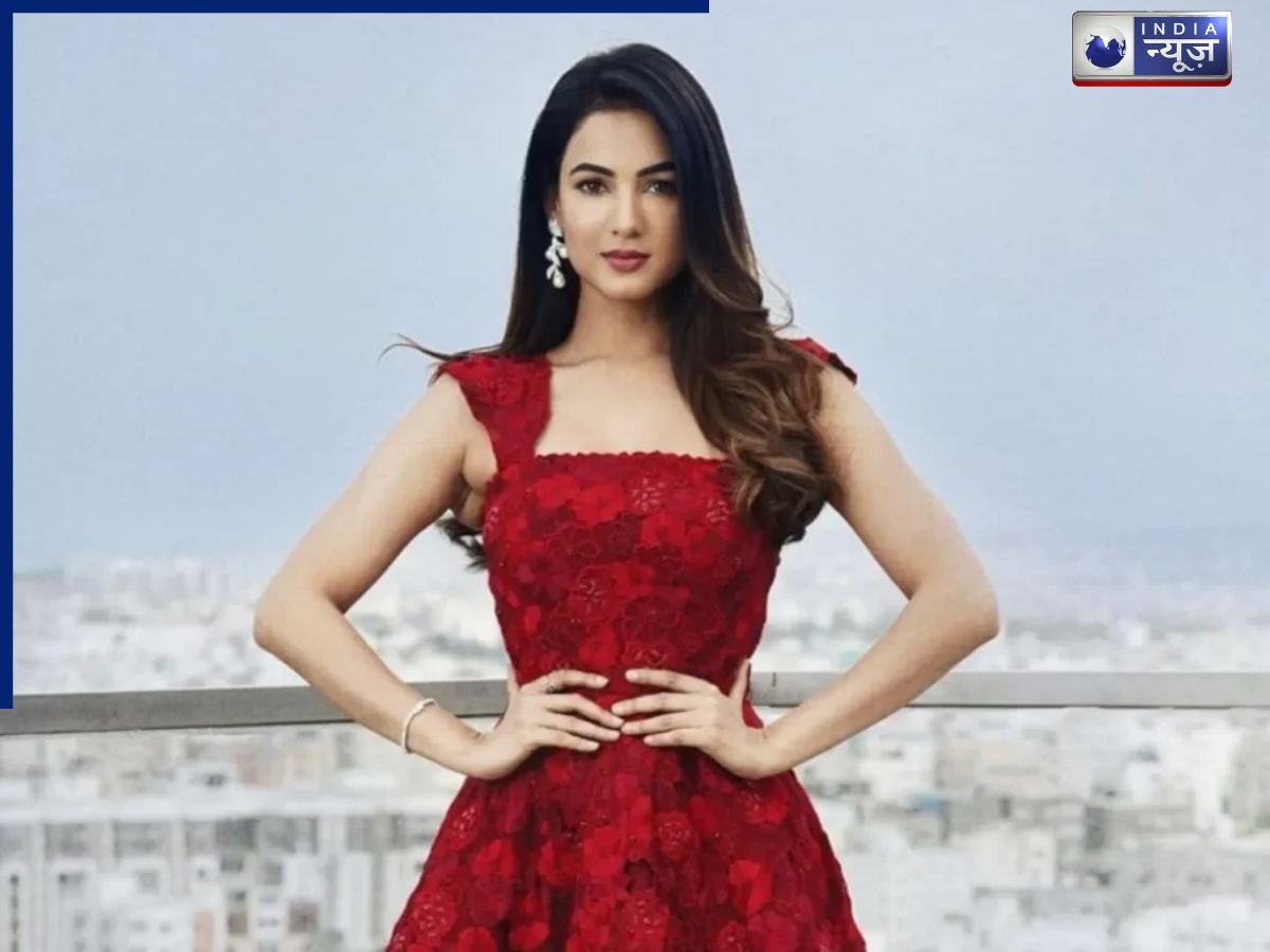 मिडिल ईस्ट में तनाव के बीच दुबई में फंसीं एक्ट्रेस सोनल चौहान, पीएम मोदी से मांगी मदद