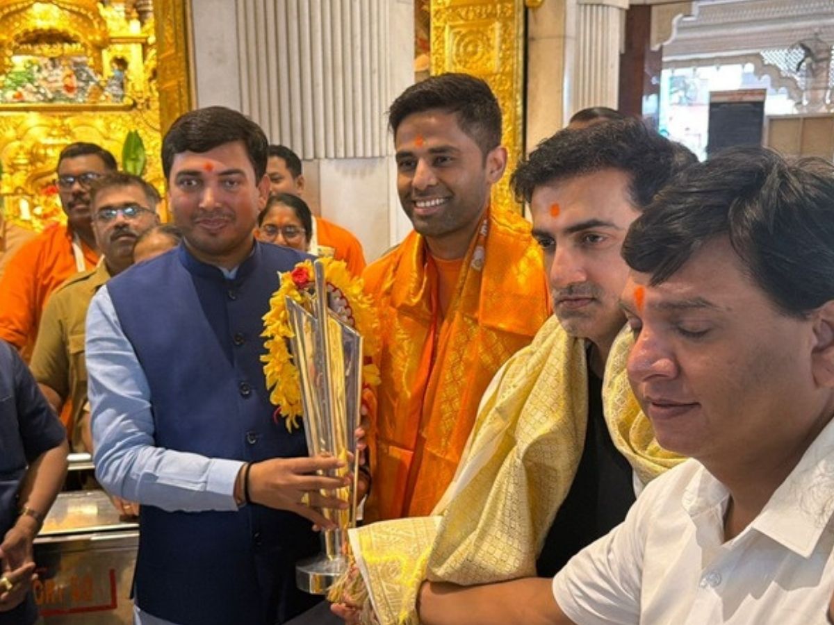 वर्ल्ड कप ट्रॉफी लेकर सिद्दिविनायक मंदिर पहुंचे सूर्यकुमार यादव, गौतम गंभीर भी आए नजर, लिया बप्पा का आशीर्वाद