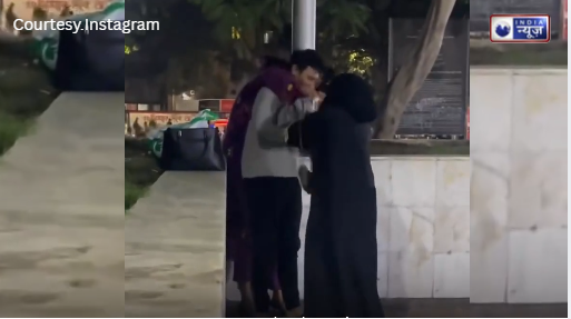 High-Voltage Drama: पत्नी और गर्लफ्रेंड के बीच सड़क पर हुई ‘कैटफाइट’, वीडियो देख लोट-पोट हुए लोग!