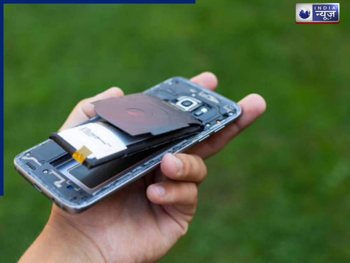 क्या आपके मोबाइल फोन की भी फूल गई है बैटरी? इन बदलावों को न करें नजरअंदाज, हो सकता है धमाका