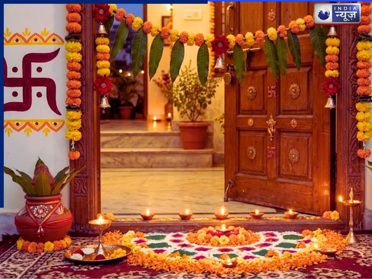 Vastu Tips For Home: नवरात्रि में घर के मुख्य दरबाजे पर करें ये उपाय, मां दुर्गा की कृपा से घर की नेगेटिविटी होगी दूर
