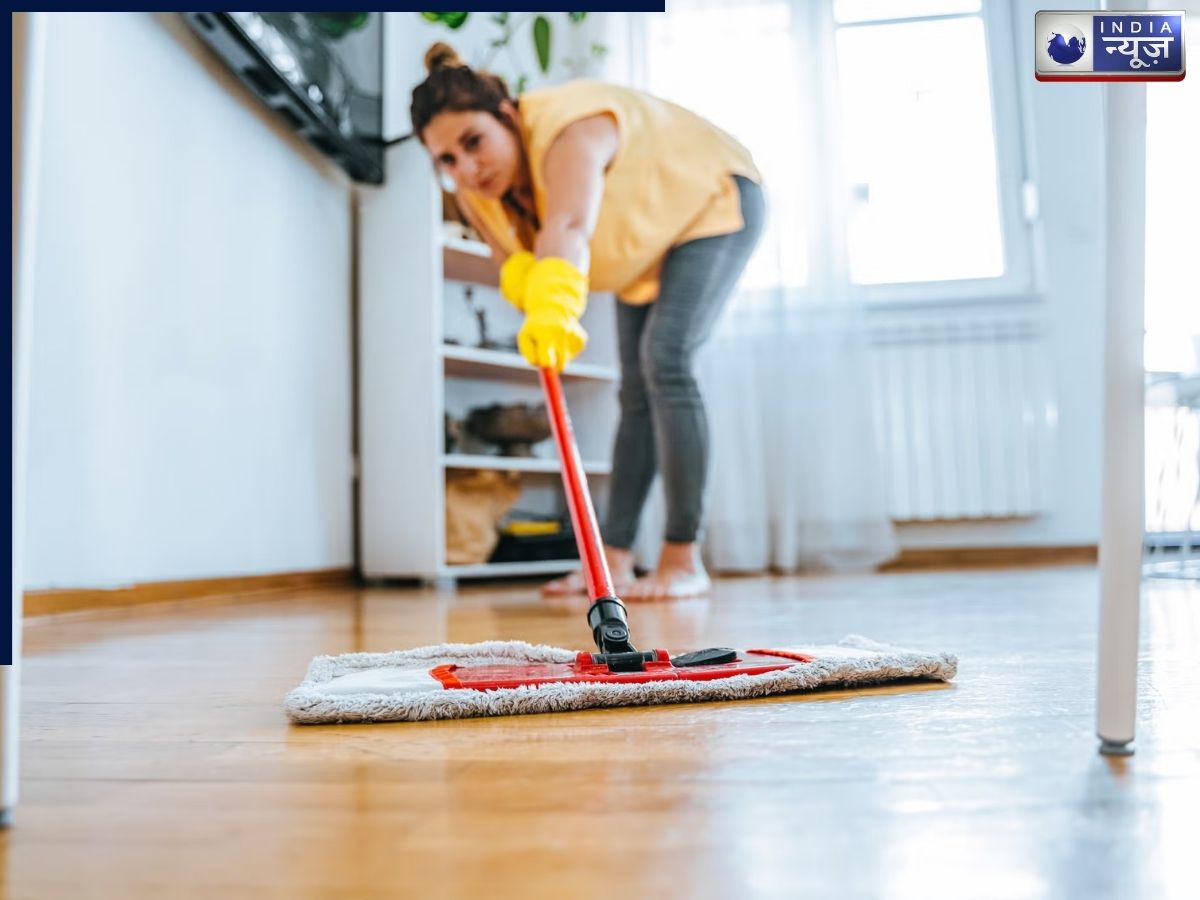 सफाई के बाद फिसलन को तुरंत दूर कैसे करें? बाथरूम-किचन में रखें खास ध्यान, अपनाएं ये 5 आसान उपाय